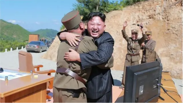 2017 జూలైలో ఒక బాలిస్టిక్ క్షిపణి ప్రయోగం సందర్భంగా సంతోషంగా ఉన్న కిమ్ ఫొటోను ప్రభుత్వ మీడియా విడుదల చేసింది