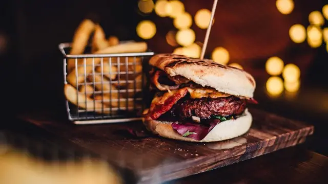 Возможно, когда-нибудь мясо для бургеров будут выращивать в лабораторных условиях