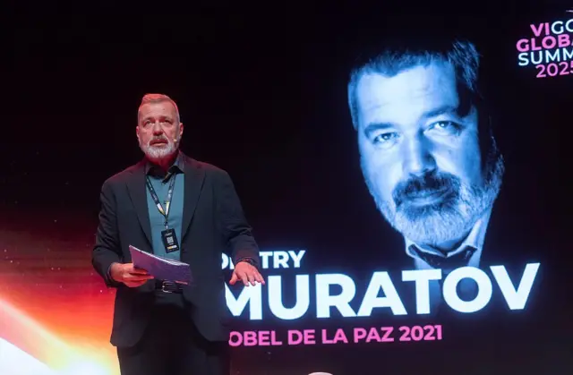 Dmitri Muratov dando una charla en la Cumbre Mundial de Vigo, el 12 de noviembre de 2025 en Vigo, España.