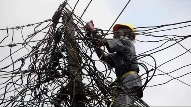 Osisẹ mọnamna kan n lọ waya ina lori opo