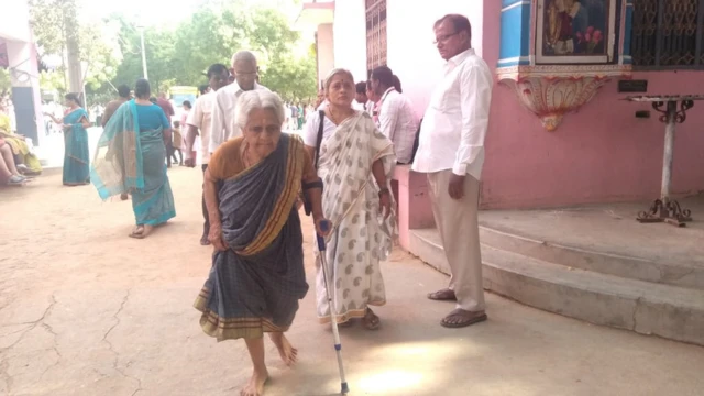 ఓటు హక్కు వినియోగించుకున్న వృద్ధురాలు