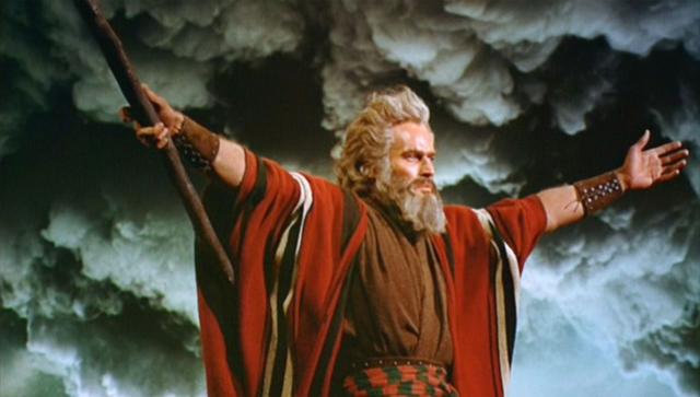 Charlton Heston como Moisés en la epopeya bíblica Los Diez Mandamientos