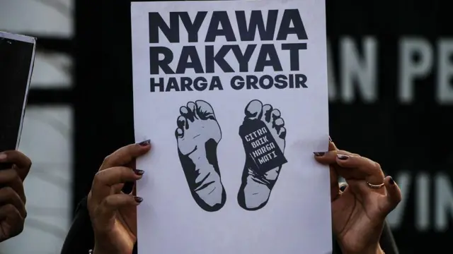 Aktivis memajang poster saat aksi kamisan di depan Kantor DPRD Provinsi Kalimantan Tengah, Palangka Raya, Kamis (26/9/2024). 