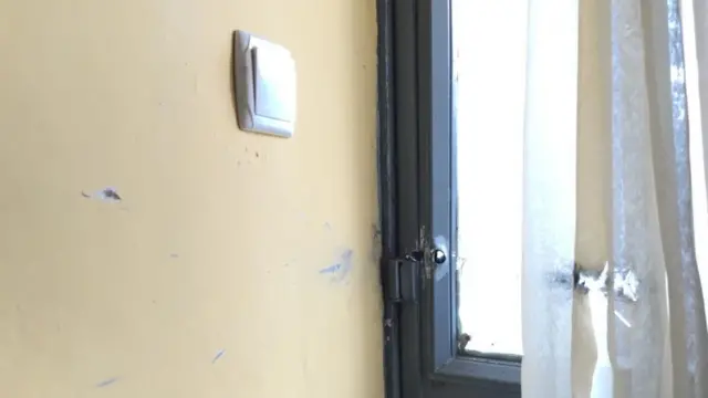 በተኩስ ልውውጡ ወቅት በጥይት የተበሳ የአንድ መኖሪያ ቤት በር