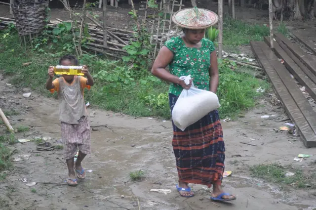 ရခိုင်က စစ်ရှောင်ဒုက္ခသည်စခန်းတွေ ရိက္ခာထောက်ပံ့မှု ဖြတ်တောက်ခံနေရတဲ့အတွက် အငတ်ဘေးနဲ့ ရင်ဆိုင်နေကြရ