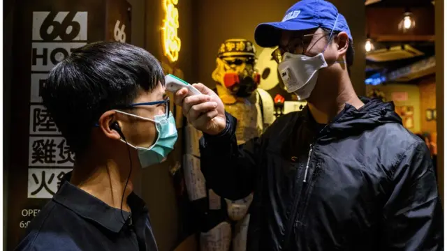 香港许多餐厅现在会为食客量度体温。