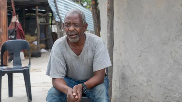 Nwoke na-ezu ike n'ụlọ ya