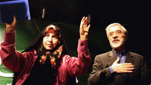 تصویری از میرحسین موسوی و زهرا رهنورد. این دو رهبر جنبش سبز پس از اعتراضات به نتایج انتخابات ریاست جمهوری سال ۱۳۸۸ که به اعتراضات موسوم به «جنبش سبز» منتهی شد، در حصر خانگی قرار گرفتند.