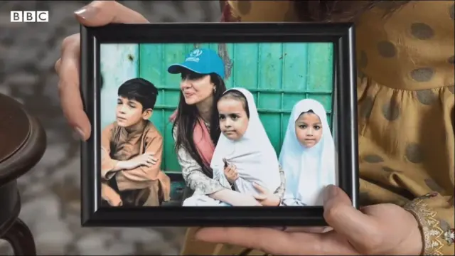ภาพแคปหน้าจอ มาฮิรี โชว์รูปถ่ายตอนไปเยี่ยมค่ายผู้ลี้ภัย