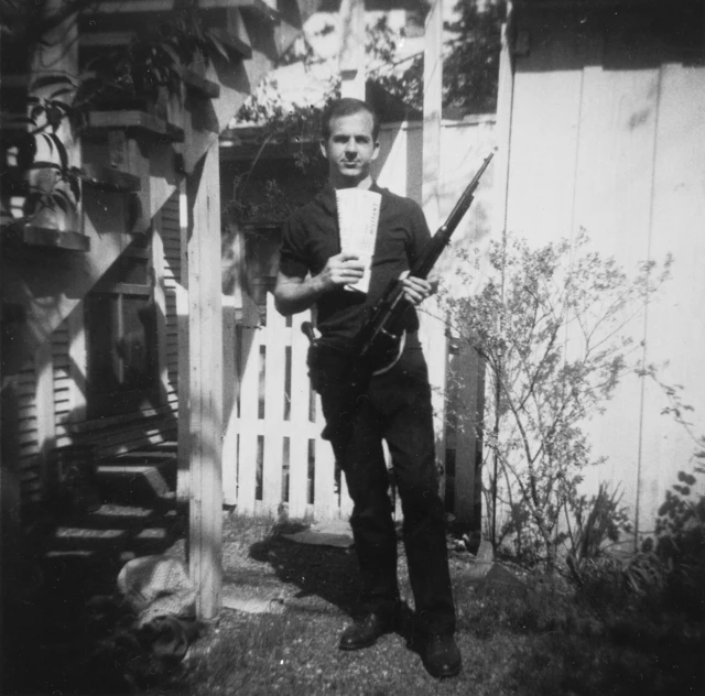 Cette photo de Lee Harvey Oswald a souvent été présentée comme un faux par les théoriciens de la conspiration.