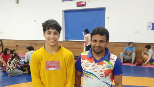 अंशु अपने स्कूल के कोच जगदीश शियोरन के साथ