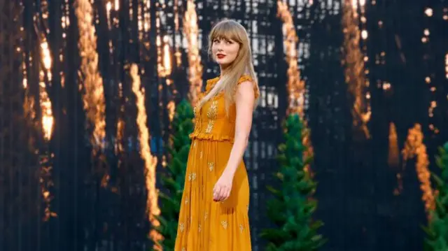 Taylor Swift com vestido laranja