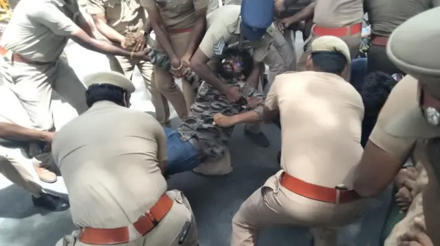 சென்னையில் நீட் எதிர்ப்பு போராட்டத்தில் ஈடுபட்ட மாணவர்களை காவல்துறையினர் வலுக்கட்டாயமாக கைது செய்தனர். (கோப்புப்படம்)