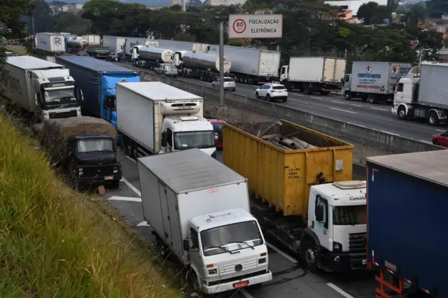 Diversos caminhões parados na rodovia