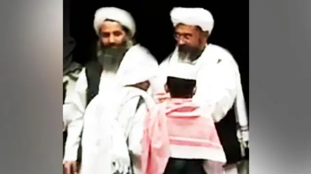 Picha mbili tu za kuthibitishwa za Akhundzada zipo; hii, ikionyesha kiongozi mkuu upande wa kushoto, imehakikishwa na BBC Afghanistan.