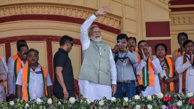 কলকাতার ব্রিগেডে নির্বাচনী জনসভায় ভাষণ দিতে এসে সমর্থকদের উদ্দেশে হাত নাড়ছেন নরেন্দ্র মোদী
