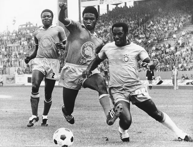 Coupe du monde de la FIFA 1974 en Allemagne, premier tour, groupe 2 à Gelsenkirchen : Brésil 3 - 0 Zaïre - Scène du match : tacle entre Edu (Brésil, à droite) et Lobilo (Zaïre) | à gauche : Mwepu 