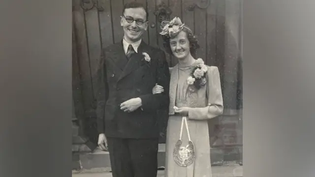 1942లో బ్లాడ్వెన్ను పెళ్లి చేసుకున్న జాన్ టిన్నిస్వుడ్