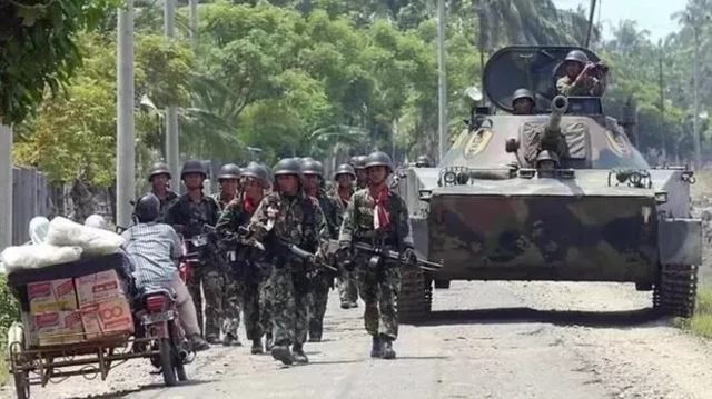 Patroli pasukan TNI di sebuah desa di Lhok Seumawe, 21 Mei 2003.