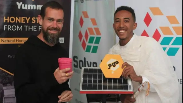 ናትናኤል የበይነ መረብ ሥራ ፈጣሪ ከሆነው የትዊተር መሥራች እና የቀድሞው ሥራ አስፈጻሚ ጃክ ዶርሲ ጋር