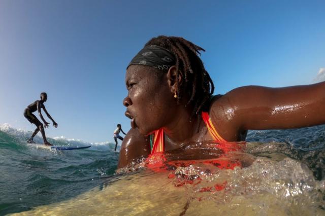 Khadjou Sambe surfe dans l'océan
