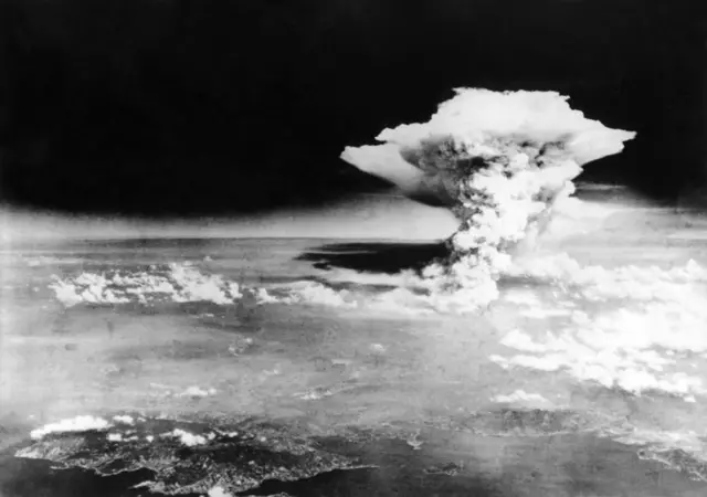 Foto del hongo nuclear sobre Hiroshima.