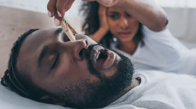 Nwoke na-agwọ ụra