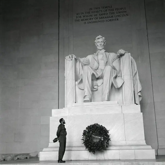 Fidel Castro thăm tượng đài Abraham Lincoln năm 1959