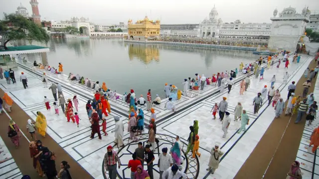 স্বর্ণমন্দির প্রায় পুরোটাই সাদা মার্বেলে মোড়া