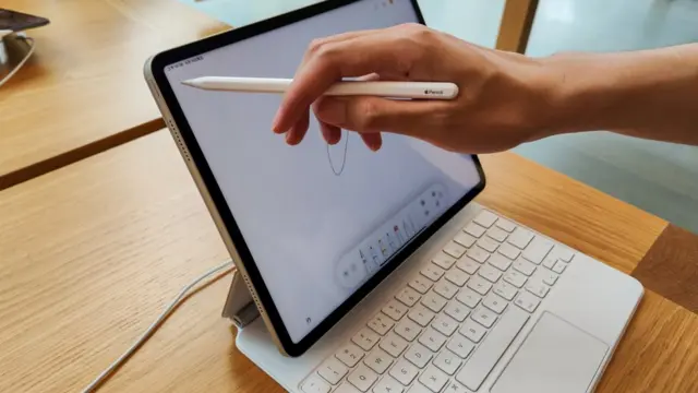 นายวิรัฏฐ์ ระบุว่า การคำสั่งซื้อดังกล่าวและคุณลักษณะเฉพาะด้านเทคนิคที่เสนอมา ทำให้เข้าใจได้ว่า คือ แท็ปเล็ตของแอปเปิล รุ่น iPad Pro M1 ทั้งที่สามารถใส่ซิมการ์ดและที่ใช้เชื่อมต่อกับเครือข่าย Wi-Fi