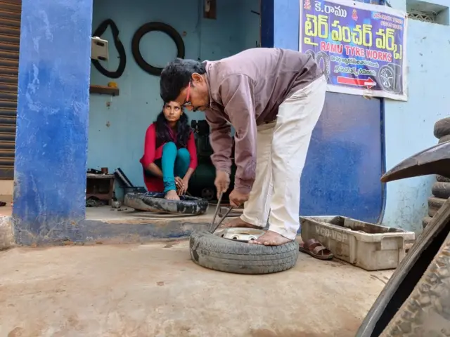 లేడీ బైక్ మెకానిక్