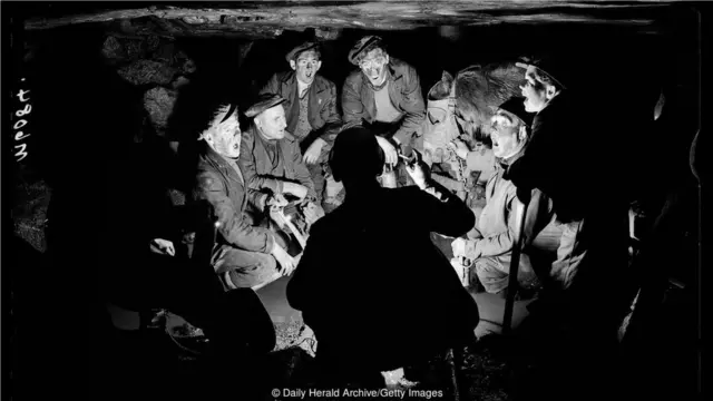 煤矿和铁矿行业日益壮大，大量矿工移民涌入威尔士，歌唱增进了新社区的团结。