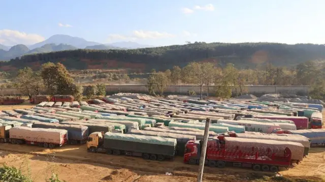 သိန္နီခရိုင်ထဲမှာတွေ့ရတဲ့ ကုန်တင်ယာဉ်တွေ