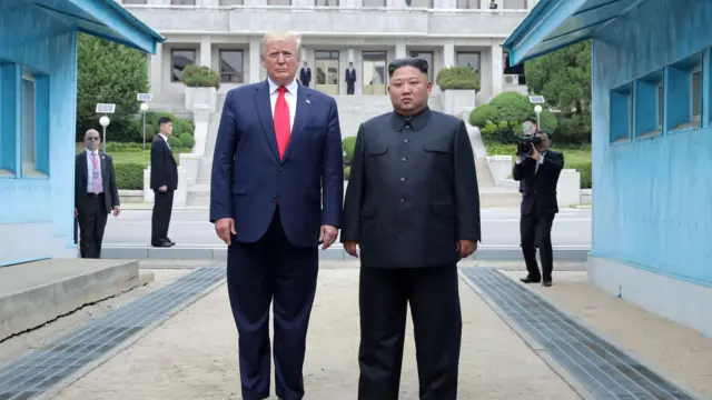 特朗普（左）與金正恩（右）站在板門店韓朝分隔線朝鮮一側讓媒體記者拍照（30/6/2019）