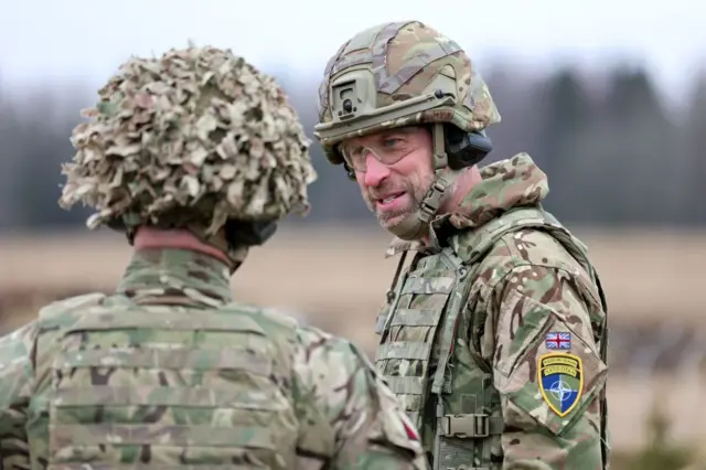Принц Уильям встретился с военнослужащими во время визита на базу в Эстонии
