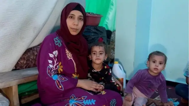 وفاء يوسف مع طفليها