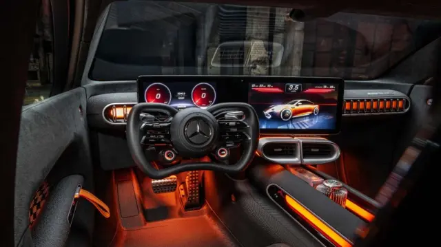 فرمان GT XX شبیه به ماشین‌های مسابقات فرمول یک است