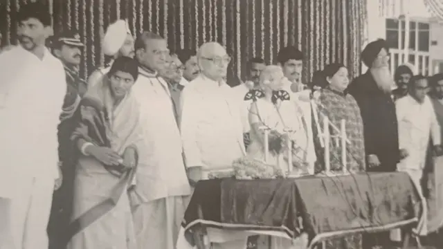 बाएं से चंद्रबाबू नायडू, लक्ष्मी पार्वती, एनटीआर, राज्यपाल कृष्णकांत.