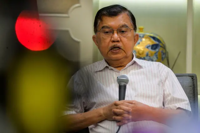Wakil Presiden ke-10 dan ke-12 Jusuf Kalla menyampaikan keterangan pers terkait kerusuhan di Aceh di Jakarta, Sabtu (15/8/2026). Jusuf Kalla menyatakan kerusuhan akibat pengibaran bendera bulan bintang di Masjid Raya Baiturrahman yang bertepatan dengan 21 tahun perdamaian Aceh tersebut merupakan bentuk ekspresi masyarakat yang tidak puas dengan pimpinan eks Gerakan Aceh Merdeka (GAM) bukan mendemo pemerintah pusat.