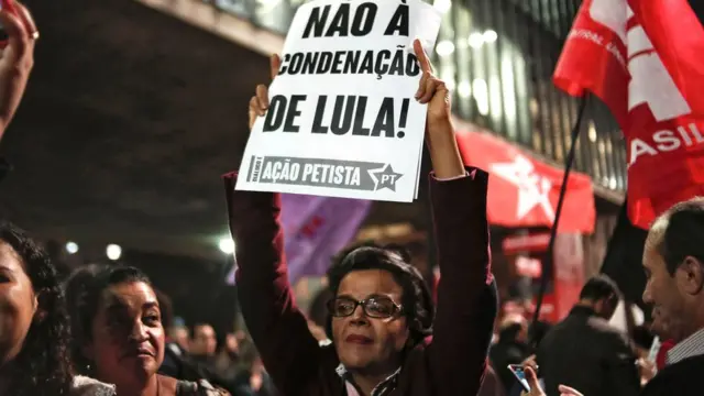 Manifestantecomo funciona a casa de apostas comato pró-Lula na avenida Paulista