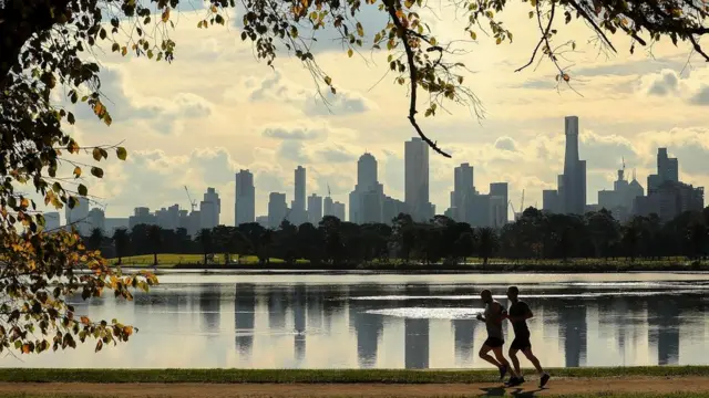 Для тех, у кого есть возможность оторваться от клавиатуры компьютера, пробежка посреди дня - очень хороший вариант