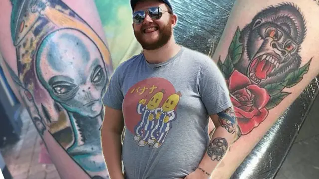 버즈 카너는 2016년 목숨을 잃은 고릴라 '하람베'를 기리는 문신을 했다