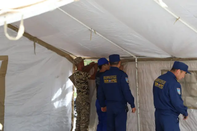 Ө﻿КМ спорт сарайдын алдына эки чатыр тигип, гумжардамды кабыл алып баштады 