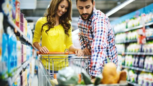 ኣብ ውሽጢ ሱፐርማርኬት ዘለዉ መጻምዲ