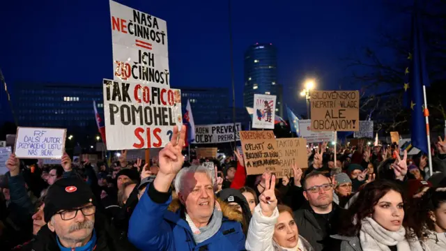 Ljudi na ulicama Slovačke protestuju protiv premijera Fica