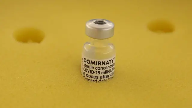 বাংলাদেশকে উপহার হিসেবে এক লাখের বেশি ফাইজারের টিকা দেয়া হয়।