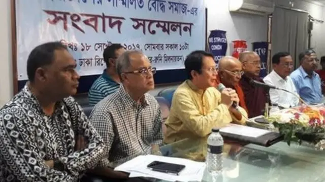 මාධ්ය හමුවක් අමතන අශෝක් බරුවා ඇතුළු බංග්ලාදේශ එක්සත් බෞද්ධ සංසදයේ නියෝජිතයන්