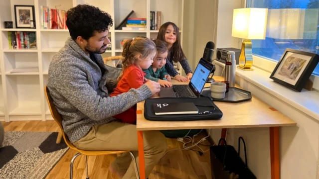 أب يمارس عمله في المنزل