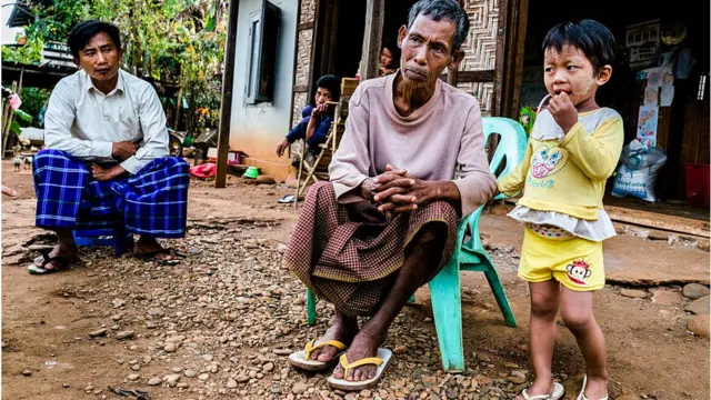 မြစ်ဆုံစီမံကိန်းကြောင့် ကျေးရွာရွှေ့ပြောင်းပေးခဲ့ရသူ မိသားစု