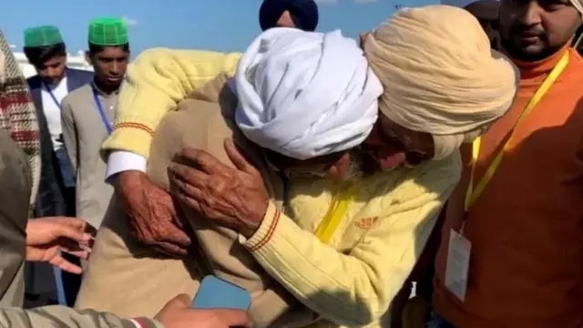 ਹਬੀਬ ਨੇ ਆਪਣੇ ਭਰਾ ਨੂੰ ਗਲਵੱਕੜੀ ਪਾਕੇ ਕਿਹਾ,"ਹਾਲੇ ਵੀ ਤੂੰ ਮੰਨ ਮਿਲ ਪਏ"